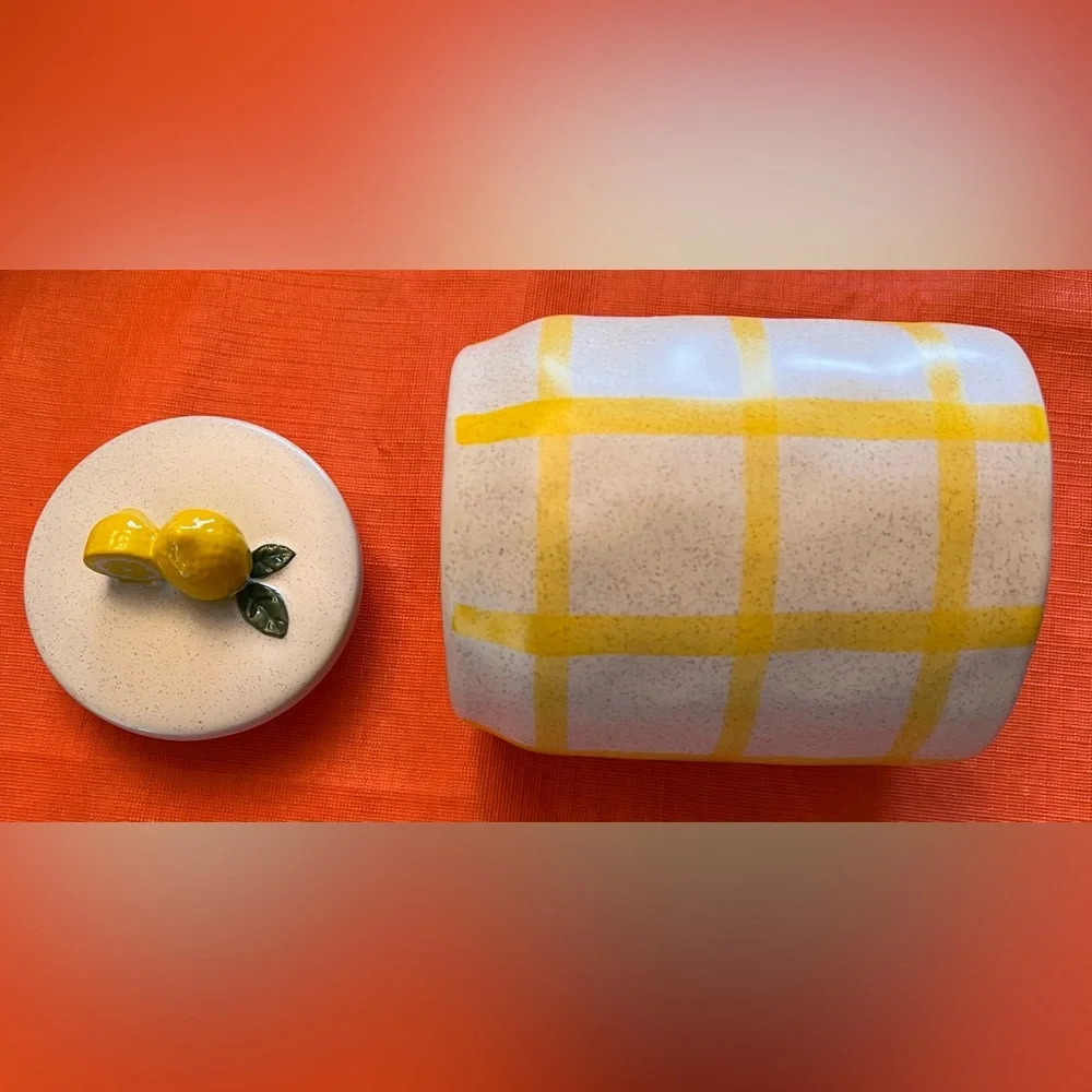 Sur La Table NIB gorgeous with a bit of whimsy 1 quart Lemon Canister with lid